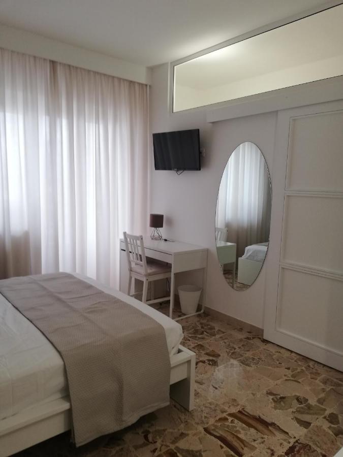 Ostuni Crispi House Hotell Exteriör bild
